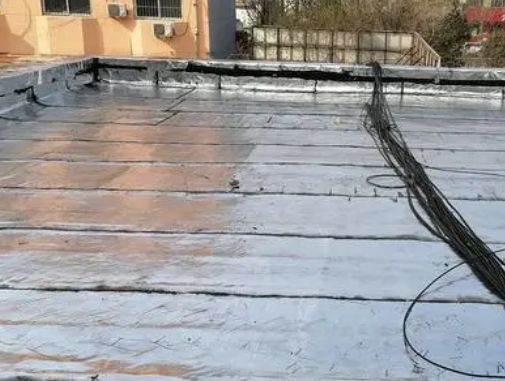 奉节卫生间漏水维修公司分享下奉节屋面楼顶防水刚性防水层施工要点。